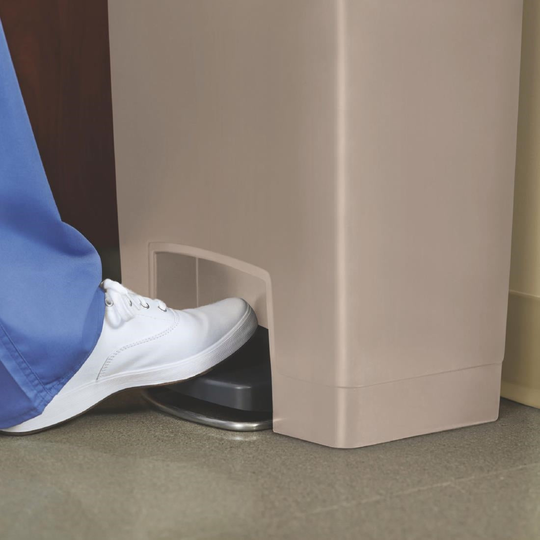 Rubbermaid Slim Jim Step-On Pedal Bin Beige 50Ltr