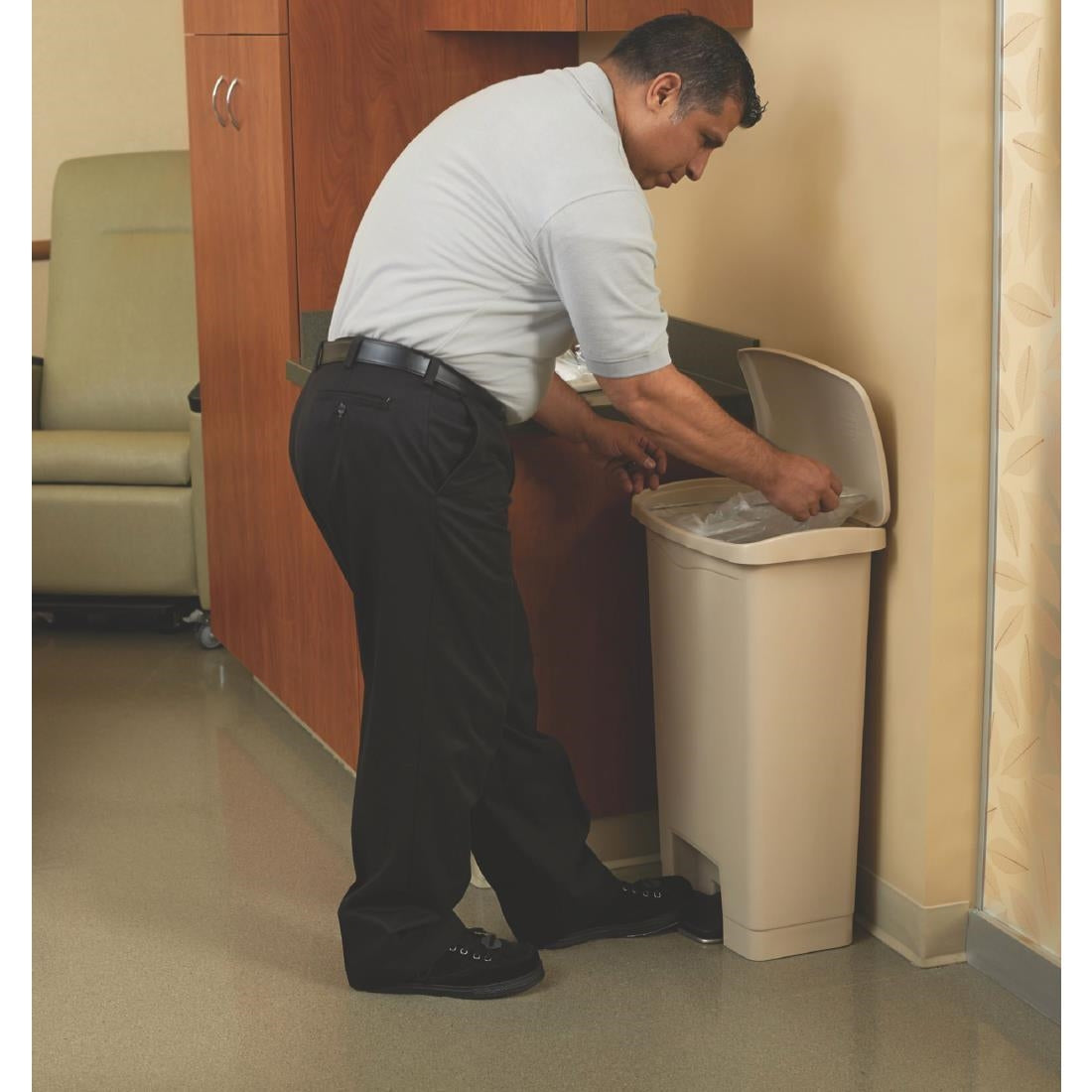 Rubbermaid Slim Jim Step-On Pedal Bin Beige 50Ltr