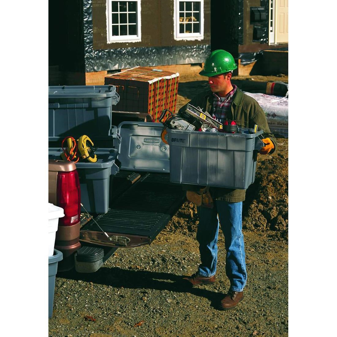 Rubbermaid BRUTE Tote Box Grey with Lid 53Ltr