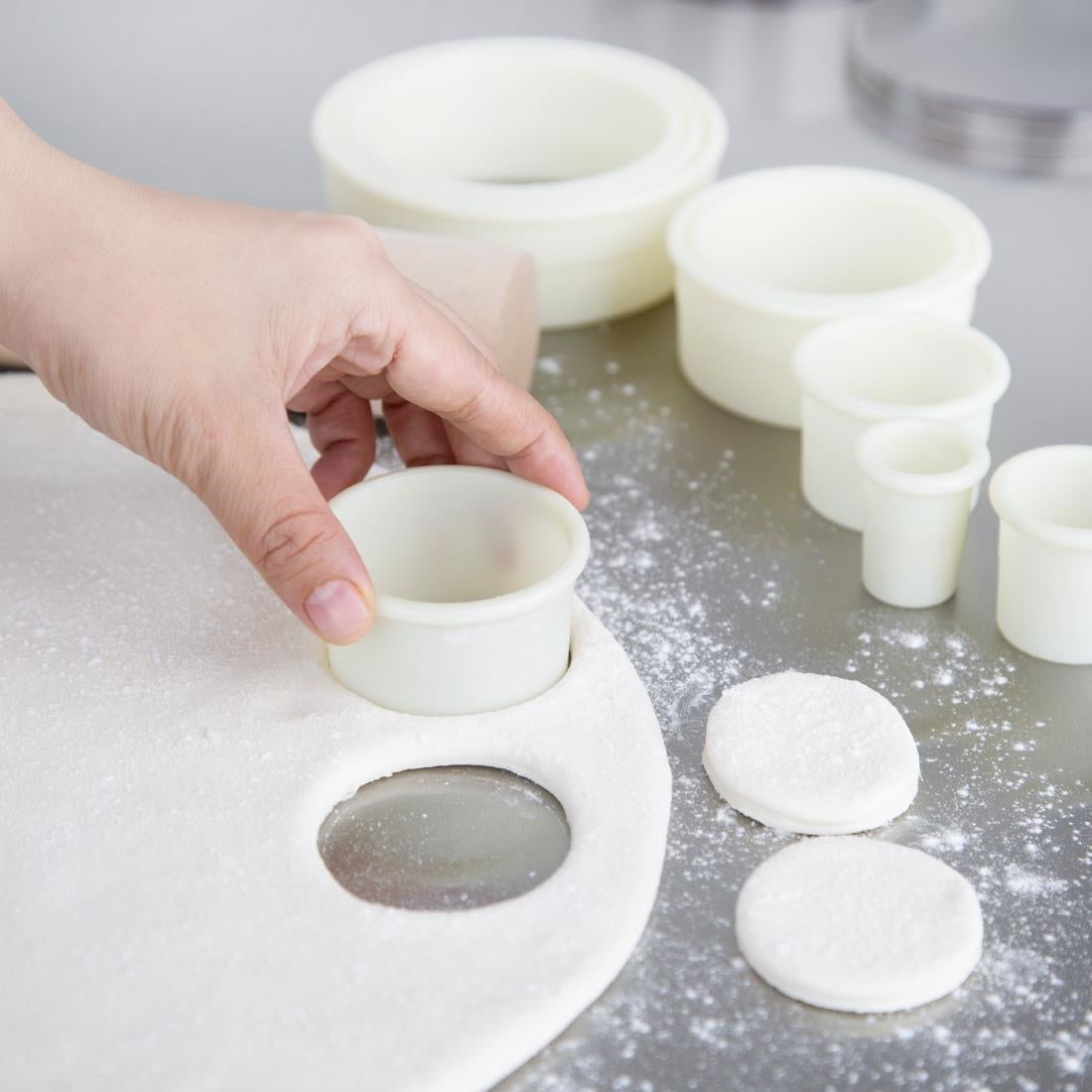 Vogue Plain Round Nylon Pastry Cutters ( 9 Pack)
