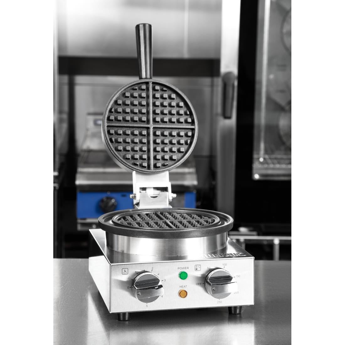 Buffalo Round Belgian Waffle Maker