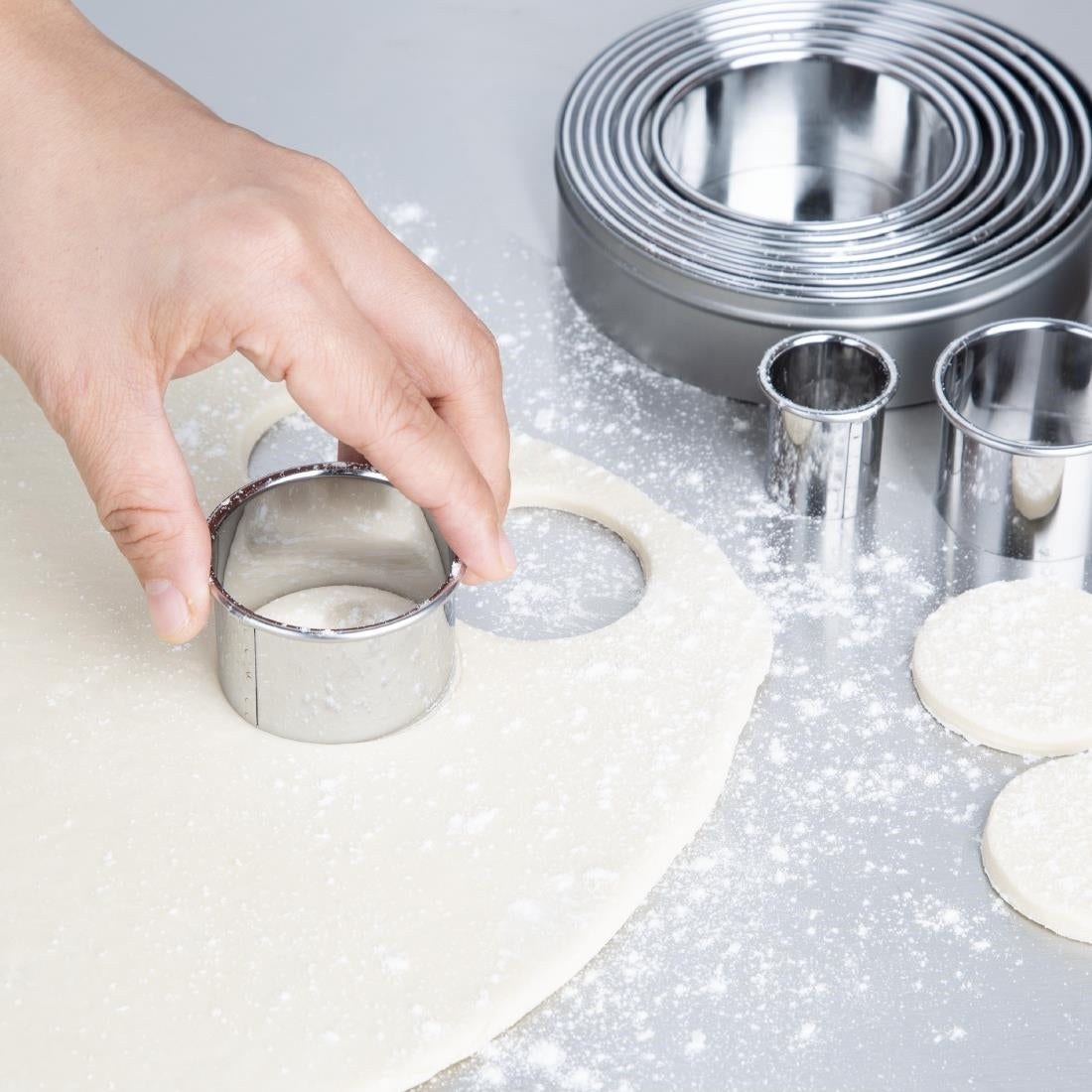 Vogue Stainless Steel Round Plain Cutters (12 Pack)